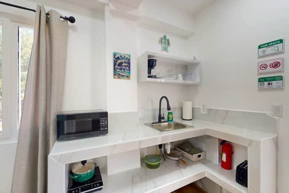Charming island cabana with central AC, bikes & picnic area near beach