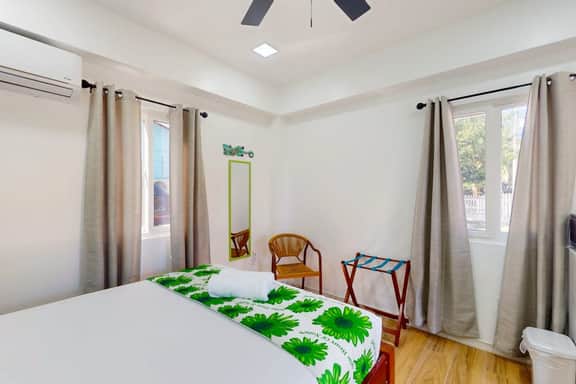 Charming island cabana with central AC, bikes & picnic area near beach