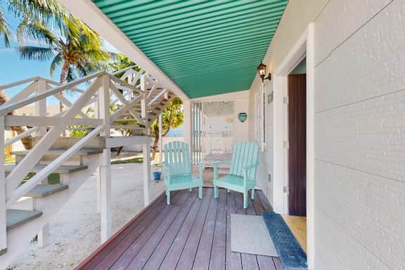 Charming island cabana with central AC, bikes & picnic area near beach