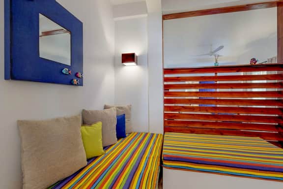 Tropical studio with partial AC & WiFi - 5 minutes to water taxis and the beach