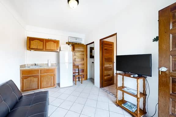 Affordable Suite with WiFi, Partial AC, Shared Rooftop Deck, Pool, and Grill