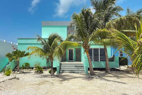 Escape to Paradise - Beautiful Lakeside Villa with pool access and WiFi