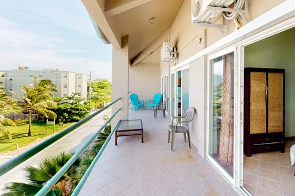 Lake-view condo with reef-view balcony, washer & dryer, pool & central AC
