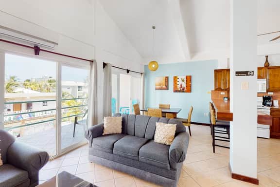 Lake-view condo with reef-view balcony, washer & dryer, pool & central AC
