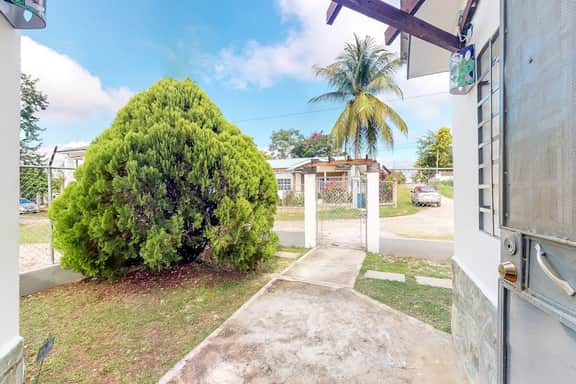 Welcoming home near town with private pool, jungle views, WiFi & partial AC