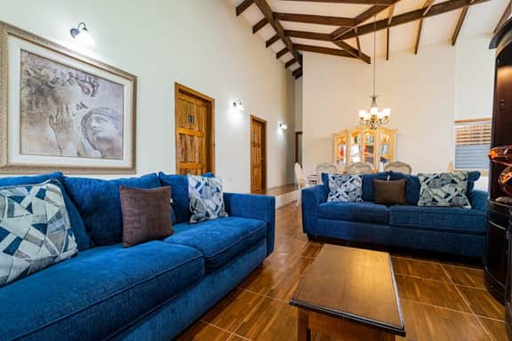 Tranquil single-level retreat with lush patio, hammock, & high-speed WiFi