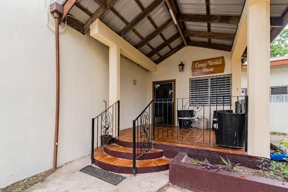 Tranquil single-level retreat with lush patio, hammock, & high-speed WiFi