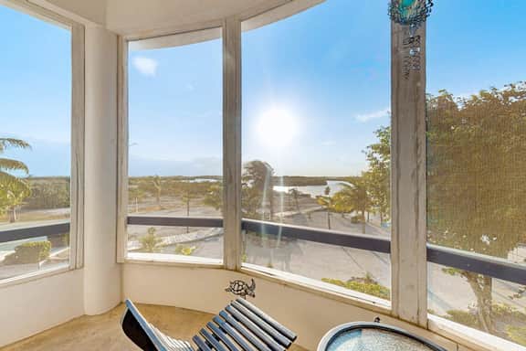 2 Bedroom family-friendly retreat with fully-equipped kitchen, WiFi & central AC