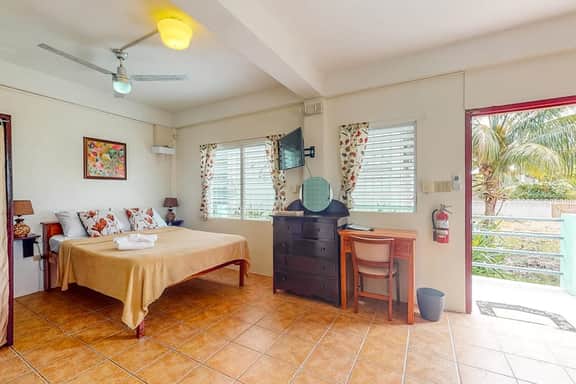 Cheerful, hotel-style studio w WiFi, picnic table, partial AC & bikes to use