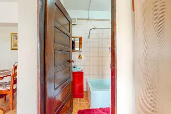 Cheerful, hotel-style studio w WiFi, picnic table, partial AC & bikes to use
