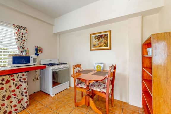 Cheerful, hotel-style studio w WiFi, picnic table, partial AC & bikes to use