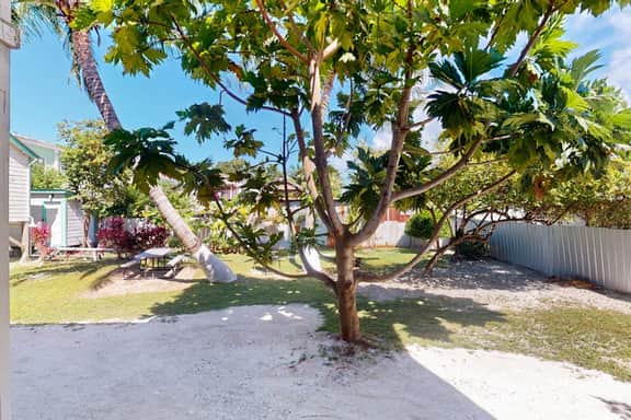 Cozy island cabana with central AC, bikes, BBQ area & walk-to-beach access