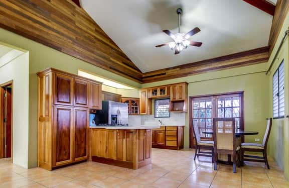Modern Villa Home in Quiet Neighborhood w Balcony, WiFi, AC - Ideal for Day Trips