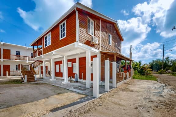 Charming island apartment with patio, full kitchen & fast WiFi near the beach