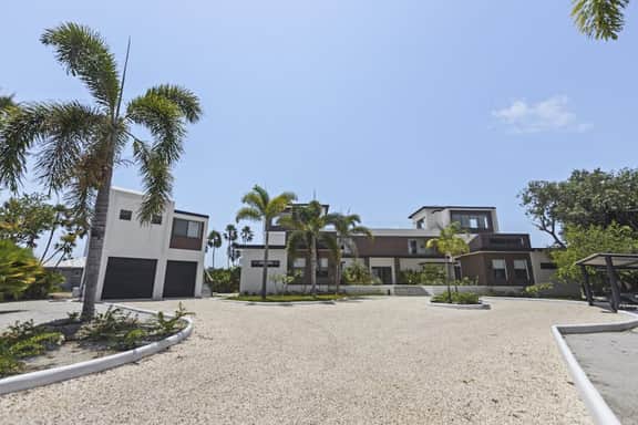 Charming lagoon front apartment with kayaks, SUPs, & nearby beach
