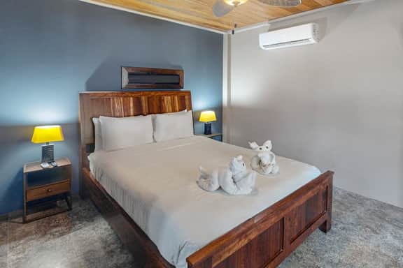 Beachfront suite with reef views - pool, bikes, canoes, dock, and grill access