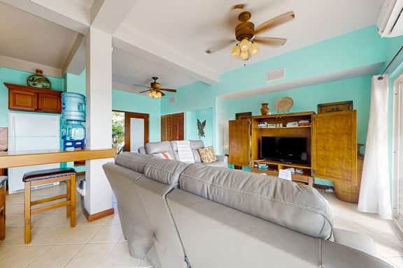 Charming lakefront apartment with stunning views of the lake