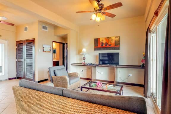 Apartment with WiFi, AC & shared outdoor pool - walk to the beach