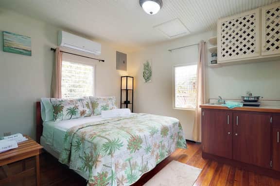 Colorful studio cabana with WiFi, partial AC, yard & picnic area - walk to town