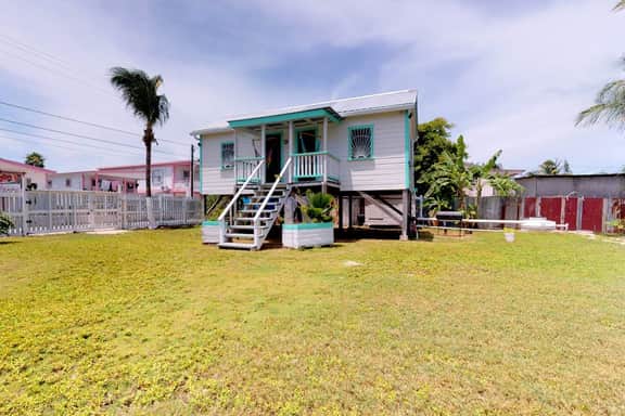 Colorful studio cabana with WiFi, partial AC, yard & picnic area - walk to town