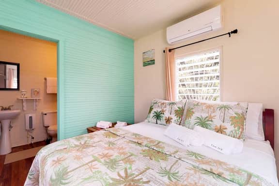 Colorful studio cabana with WiFi, partial AC, yard & picnic area - walk to town