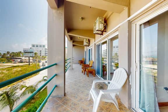 Lagoon-front suite w shared pool, ocean view, WiFi & central AC - near beaches