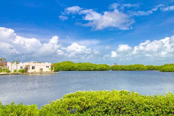 Lagoon-front suite w shared pool, ocean view, WiFi & central AC - near beaches