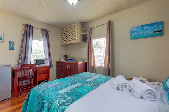 Cozy studio cabana with WiFi, partial AC, deck, yard, kitchenette & grill
