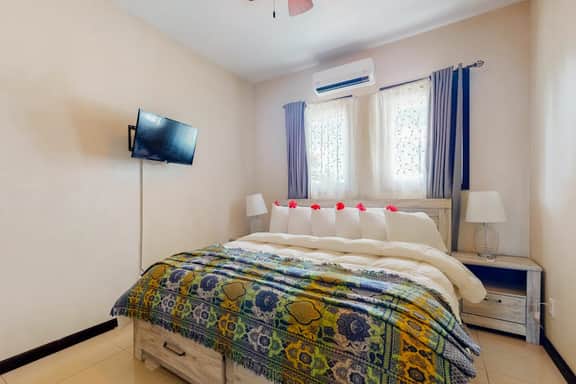 Beachfront condo with pool, amazing ocean view, & WD - near restaurants