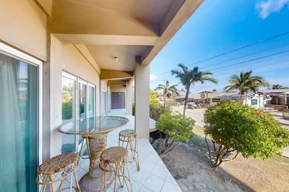 Lagoon front apartment w shared pool - two minutes from the beach