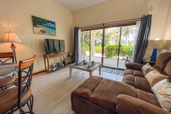 Colorful oceanfront condo with shared pool and jetted tub