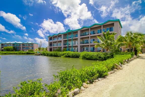 Fabulous condo w lagoon view, WiFi, central AC, shared pool & central location