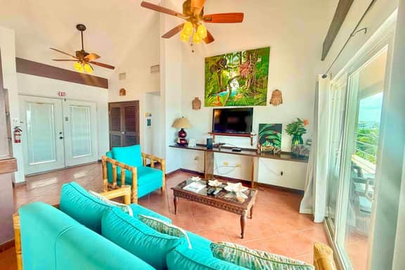 Lagoon-front suite with a balcony, breathtaking views, AC & a pool