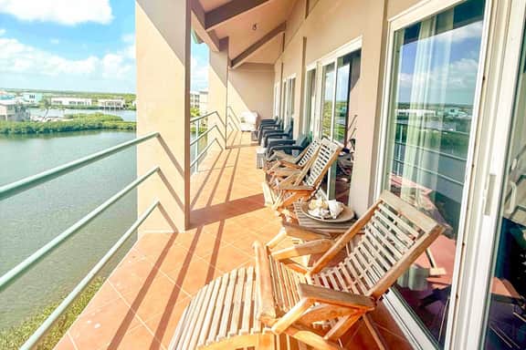 Lagoon-front suite with a balcony, breathtaking views, AC & a pool