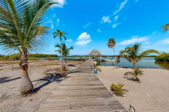 Charming Apartment with Idyllic Waterfront Views and Outdoor Pool Access