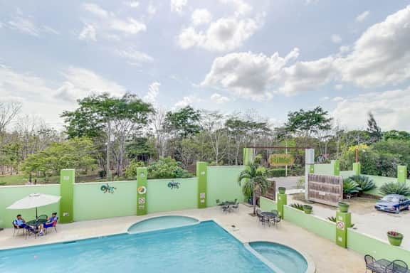 Lovely Home Suite w Balcony, Great View, Shared Pool, AC & WiFi - Ideal for Day Trips