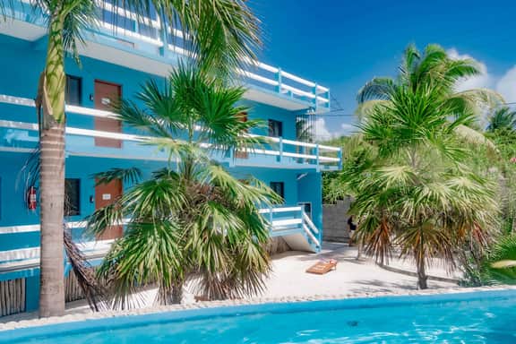Cozy Suite for Two with WiFi, AC, Shared Pool, Grill & Sunsets from the Rooftop