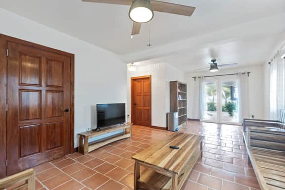 Beachfront home with dock, deck, hammocks, strong WiFi, AC & sea view - Image 5