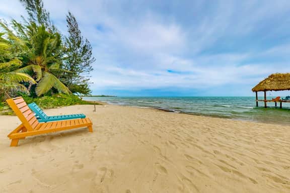 Two quiet oceanfront cabanas villa w private beach, dock, hammock, ocean view & WiFi