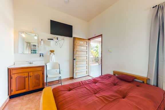 Charming studio w ocean view, deck, partial AC & WiFi - short walk to the beach