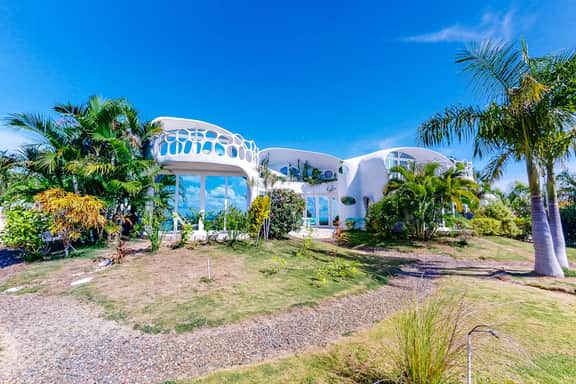 Waterfront organic architecture villa with pool & AC - near lagoon