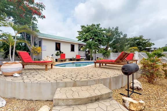 Romantic cabana w strong WiFi & shared pool, grill, enclosed yard-close to beach