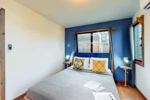 Treehouse cabana suite in a quiet area with veranda, WiFi & partial AC - walk to beach