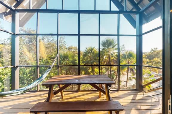 Treehouse cabana suite in a quiet area with veranda, WiFi & partial AC - walk to beach