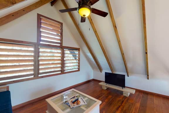 Quiet treehouse cabana with veranda, hammock, WiFi & partial AC - walk to beach