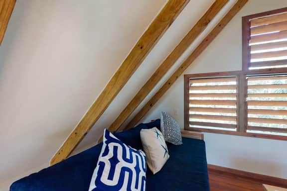 Quiet treehouse cabana with veranda, hammock, WiFi & partial AC - walk to beach