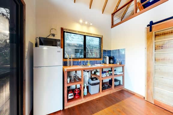 Romantic cabana with veranda, hammock, partial AC & WiFi - walk to the beach