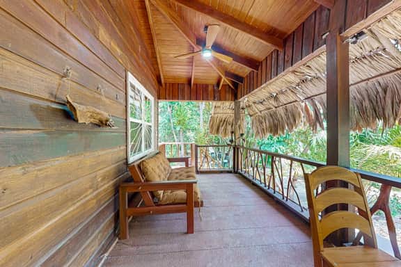 Charming duplex with full Kitchen & WiFi - near dining & stunning attractions