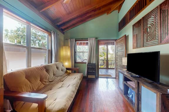 Charming duplex with full Kitchen & WiFi - near dining & stunning attractions