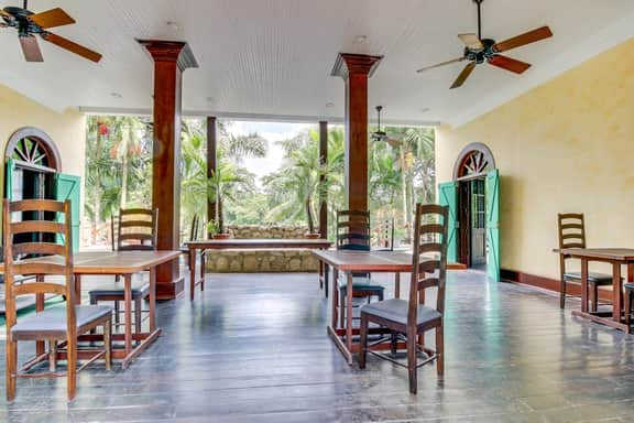 Lovely Suite with Riverfront Location, Pool, WiFi & AC